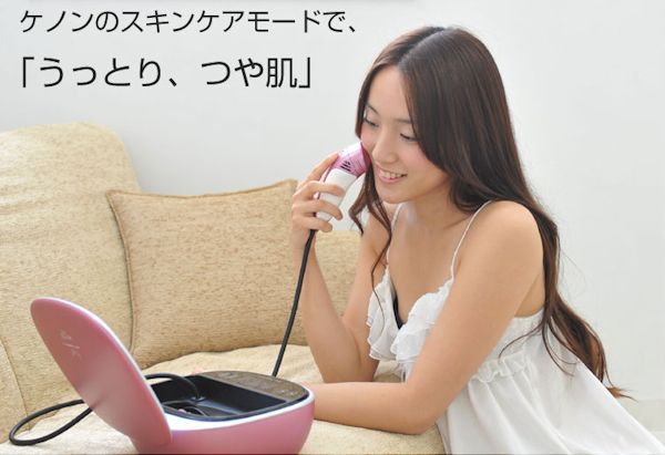 ケノン美顔器を使う女性の画像.jpg